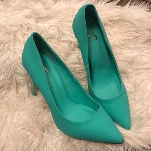 Turquoise pumps